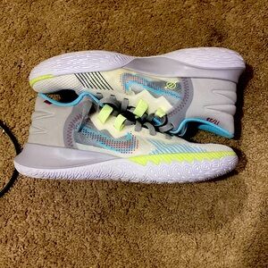 Nike kyrie flytrap low5 ( SIZE 10)
